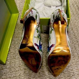 Brand NWOT Ted Baker Hallden satin hummingbird pump with rose gold accent sz 36